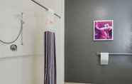 In-room Bathroom 5 La Quinta Inn & Suites by Wyndham Boston-Andover