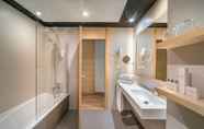 In-room Bathroom 6 Occidental Murcia 7 Coronas