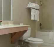 In-room Bathroom 4 Ramada by Wyndham Los Angeles/Koreatown West