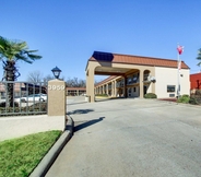 Exterior 2 Econo Lodge Vicksburg