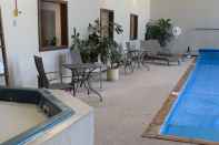 Swimming Pool Sandhill Inn & Suites