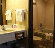 In-room Bathroom 5 Ramada by Wyndham Portland