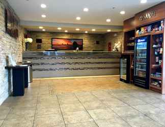 Lobby 2 Ramada by Wyndham Portland