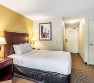 Bedroom 3 SureStay Hotel by Best Western SeaTac Airport North