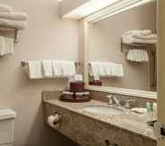 In-room Bathroom 5 SureStay Hotel by Best Western SeaTac Airport North