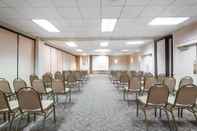 Functional Hall Quality Inn & Suites Conference Center