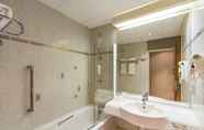 In-room Bathroom 7 Novotel Tours Centre Gare