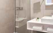 In-room Bathroom 5 Novotel Tours Centre Gare