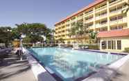 Kolam Renang 4 La Quinta Inn & Suites by Wyndham Coral Springs Univ Dr