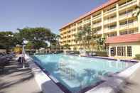 Kolam Renang La Quinta Inn & Suites by Wyndham Coral Springs Univ Dr