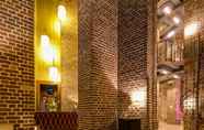 Lobby 7 Wasserturm Hotel Cologne, Curio Collection by Hilton