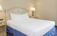 Bedroom 6 Days Inn by Wyndham East Windsor/Hightstown