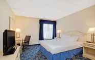 Bedroom 2 Days Inn by Wyndham East Windsor/Hightstown