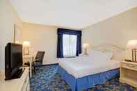 Bedroom Days Inn by Wyndham East Windsor/Hightstown