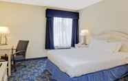 Bedroom 5 Days Inn by Wyndham East Windsor/Hightstown
