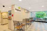 Lobby Days Inn by Wyndham East Windsor/Hightstown