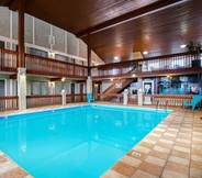 Swimming Pool 7 Days Inn by Wyndham Vernon