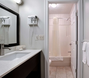 In-room Bathroom 2 Days Inn by Wyndham Vernon