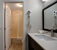 In-room Bathroom 3 Days Inn by Wyndham Vernon