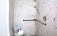 Toilet Kamar 4 Days Inn by Wyndham Fremont