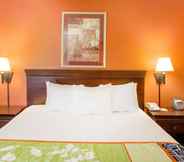 ห้องนอน 6 Days Inn by Wyndham Fremont