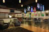 Quầy bar, cafe và phòng lounge Radisson Hotel Louisville North