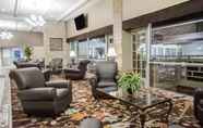 Lobi 5 Radisson Hotel Louisville North