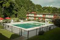 Swimming Pool Express Inn & Suites