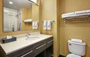 Toilet Kamar 4 TownePlace Suites by Marriott London