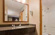 Toilet Kamar 6 SureStay Plus Hotel By Best Western Salmon Arm