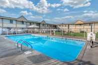 Swimming Pool Quality Inn & Suites Vestal Binghamton near University