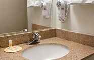Toilet Kamar 5 Days Inn by Wyndham Alamosa