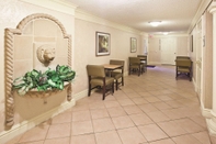 Lobby Howard Johnson by Wyndham Columbus Fort Benning