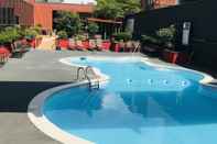 Swimming Pool DoubleTree by Hilton Huntington