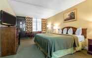 Bedroom 5 Rodeway Inn