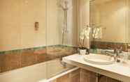 In-room Bathroom 2 Hôtel Etoile Saint Ferdinand by Happyculture