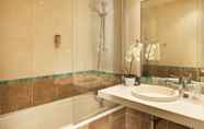 In-room Bathroom 2 Hôtel Etoile Saint Ferdinand by Happyculture