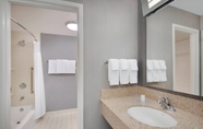 In-room Bathroom 6 Courtyard by Marriott Savannah Midtown