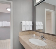 In-room Bathroom 6 Courtyard by Marriott Savannah Midtown