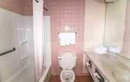 Toilet Kamar 5 FairBridge Inn & Suites at West Point