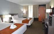 Bedroom 6 Days Inn & Suites by Wyndham Orlando Airport