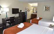 Bedroom 2 Days Inn & Suites by Wyndham Orlando Airport