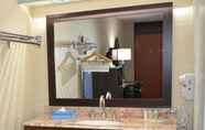 In-room Bathroom 4 Days Inn & Suites by Wyndham Orlando Airport