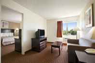 Common Space Days Inn & Suites by Wyndham Rancho Cordova