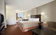 ห้องนอน 6 Days Inn & Suites by Wyndham Rancho Cordova