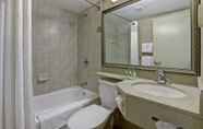 Toilet Kamar 4 Holiday Inn Guelph Hotel and Conference Centre, an IHG Hotel