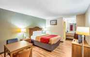 Bedroom 6 Econo Lodge Huntington - Barboursville University Area