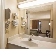 ห้องน้ำภายในห้อง 6 Days Inn by Wyndham Atlanta Stone Mountain