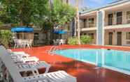 Kolam Renang 6 Travelodge by Wyndham Bakersfield