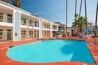 Kolam Renang Travelodge by Wyndham Bakersfield